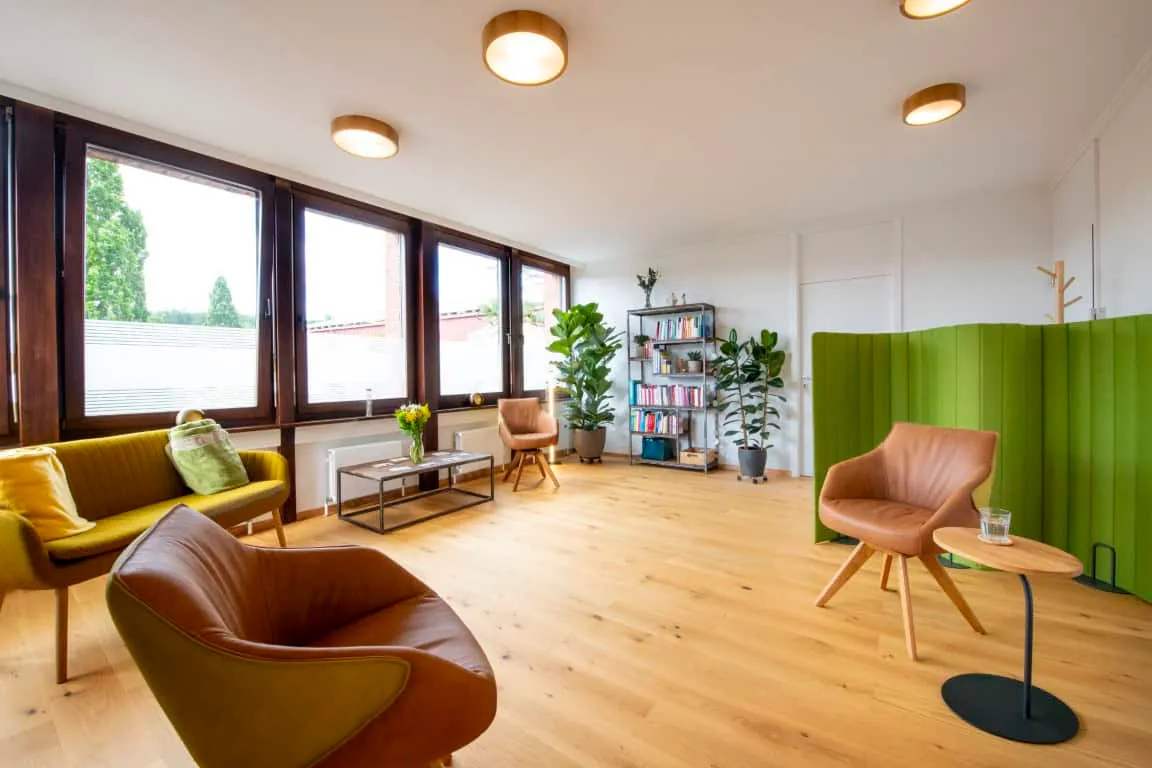 Heller Praxisraum von Sandra Weiß in Schwäbisch Hall mit Sesseln und Sofa