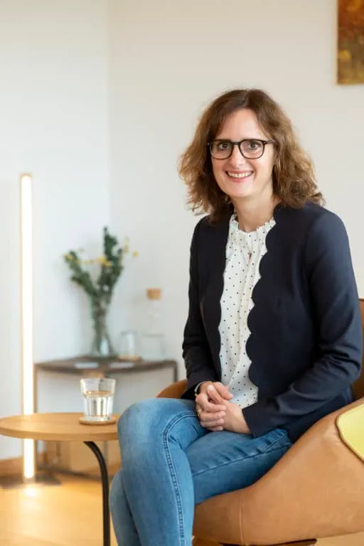 Sandra Weiß sitzt in ihrer Praxis in Schwäbisch Hall
